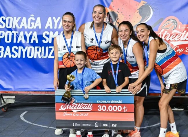 3x3 Streetball İzmir Cup 2025’te Şampiyonlar Ödüllerini Aldı