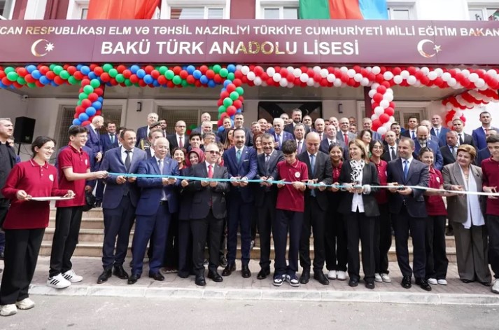 Bakü’de Türk Anadolu Lisesi Görkemli Törenle Eğitim Hayatına Başladı