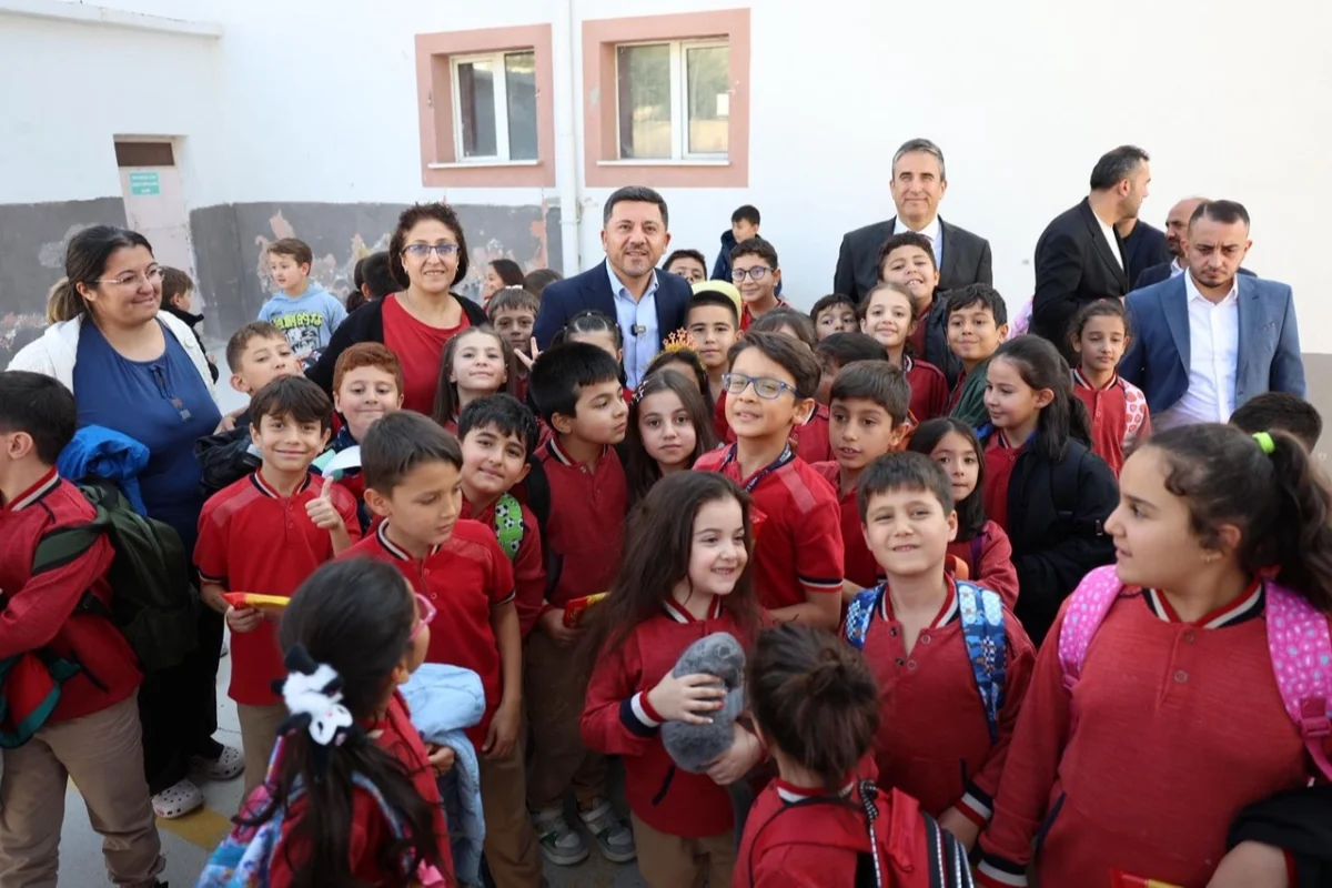 Başkan Rasim Arı, Sınıf Başkanı Eymen Ekinci’yi Okulunda Ziyaret Etti