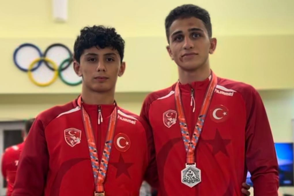 Bursa Büyükşehir Sporcuları Güreşte İki Madalya Kazandı