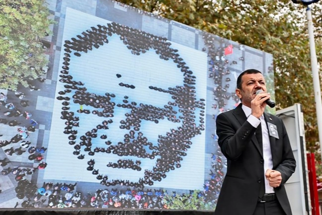 Denizli Belediyesi’nden Anlamlı Atatürk Silüeti