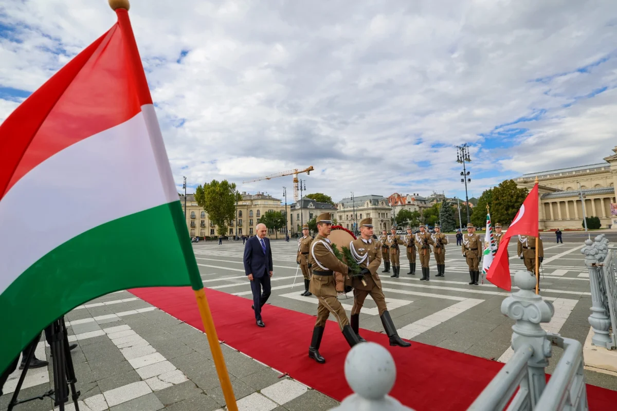 Kurtulmuş, Budapeşte’de Meçhul Asker Anıtı’na Çelenk Sundu