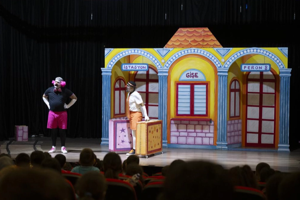 Mersin’de Tiyatro, Çocuklarla Buluştu