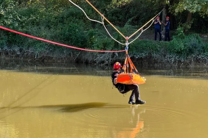 Sakarya Nehri’nde İtfaiyecilerden Nefes Kesen Gösteri